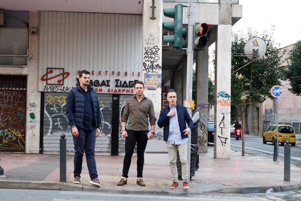 Ο Στέφανος Κασσελάκης φτάνει στα γραφεία για τη συνεδρίαση της Πολιτικής Γραμματείας / Φωτογραφία: Eurokinissi -ΓΙΩΡΓΟΣ ΚΟΝΤΑΡΙΝΗΣ