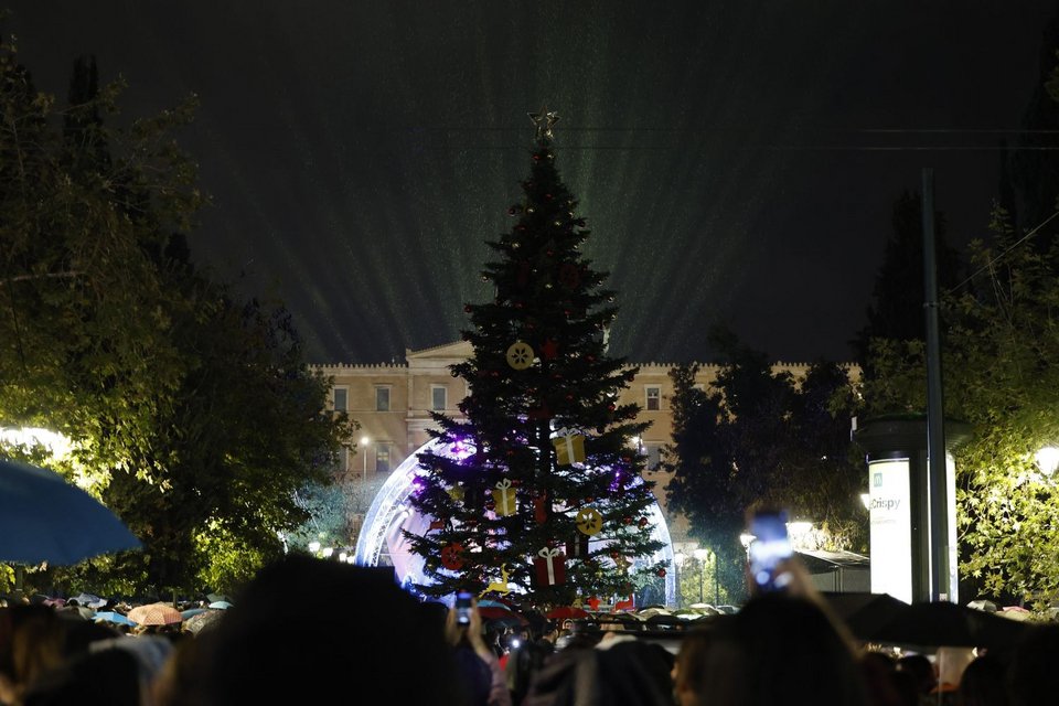 Φωταγώγηση του χριστουγεννιάτικου δέντρου στο Σύνταγμα / Φωτογραφία: Eurokinissi