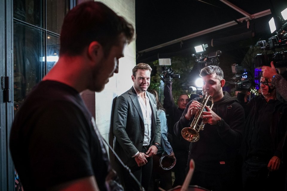 Ο Στέφανος Κασσελάκης σε μαγαζί στο Παγκράτι ακούγοντας πλανόδιους μουσικούς / Φωτογραφία: Eurokinissi -  ΒΑΣΙΛΗΣ ΡΕΜΠΑΠΗΣ  