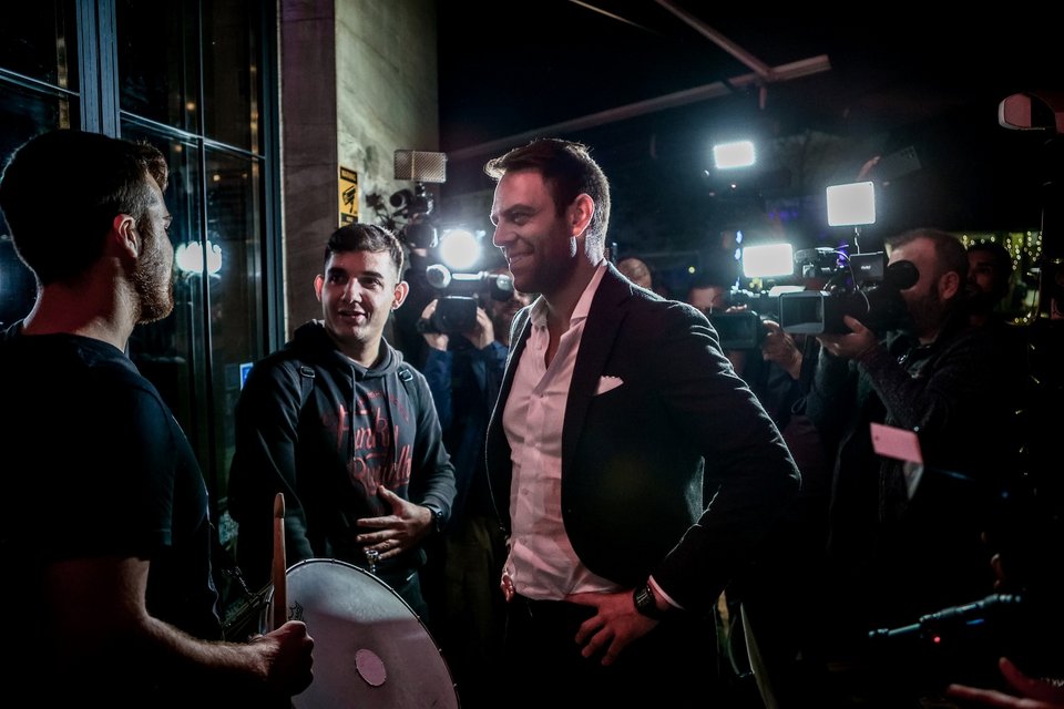 Ο Στέφανος Κασσελάκης σε μαγαζί στο Παγκράτι ακούγοντας πλανόδιους  μουσικούς / Φωτογραφία: Eurokinissi -  ΒΑΣΙΛΗΣ ΡΕΜΠΑΠΗΣ  