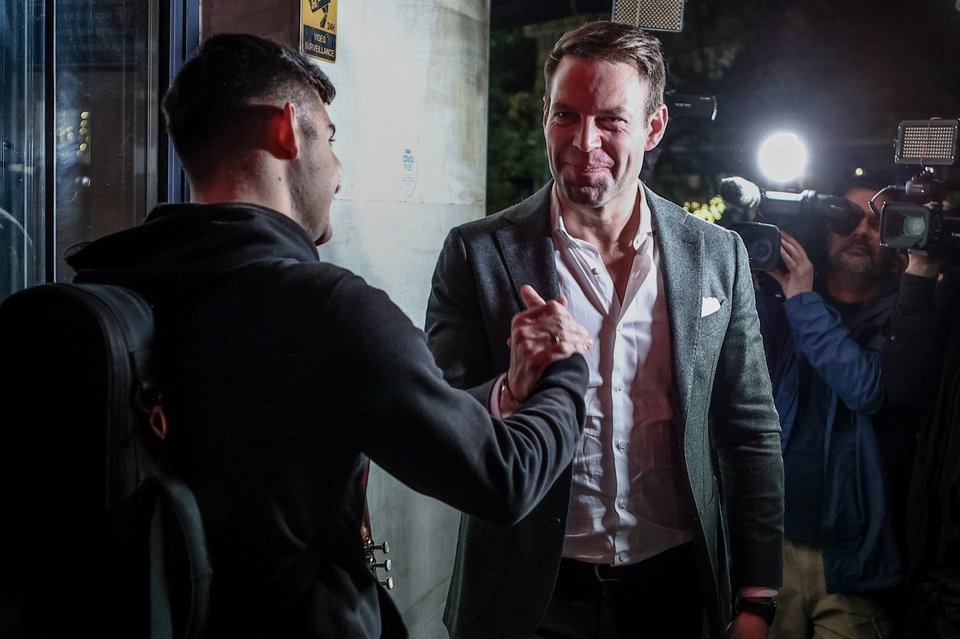 Ο Στέφανος Κασσελάκης σε μαγαζί στο Παγκράτι ακούγοντας πλανόδιους  μουσικούς / Φωτογραφία: Eurokinissi -  ΒΑΣΙΛΗΣ ΡΕΜΠΑΠΗΣ  