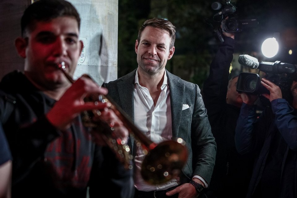 Ο Στέφανος Κασσελάκης σε μαγαζί στο Παγκράτι ακούγοντας πλανόδιους  μουσικούς / Φωτογραφία: Eurokinissi -  ΒΑΣΙΛΗΣ ΡΕΜΠΑΠΗΣ  