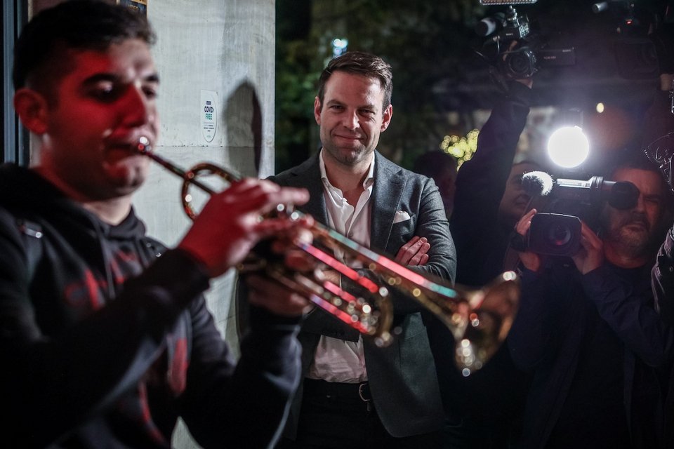 Ο Στέφανος Κασσελάκης σε μαγαζί στο Παγκράτι ακούγοντας πλανόδιους  μουσικούς / Φωτογραφία: Eurokinissi -  ΒΑΣΙΛΗΣ ΡΕΜΠΑΠΗΣ 