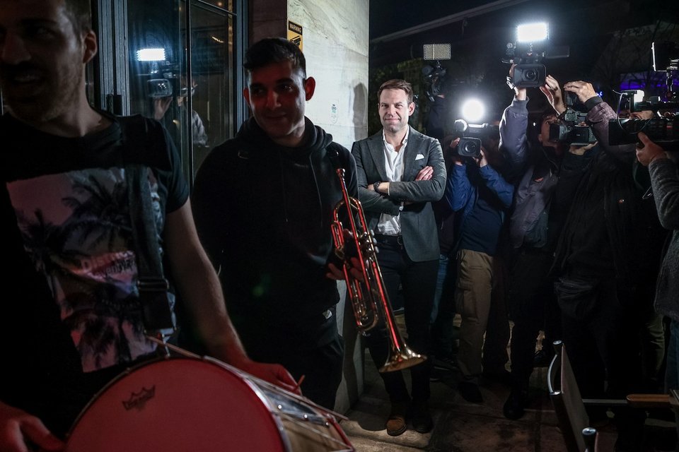 Ο Στέφανος Κασσελάκης σε μαγαζί στο Παγκράτι ακούγοντας πλανόδιους  μουσικούς / Φωτογραφία: Eurokinissi -  ΒΑΣΙΛΗΣ ΡΕΜΠΑΠΗΣ  