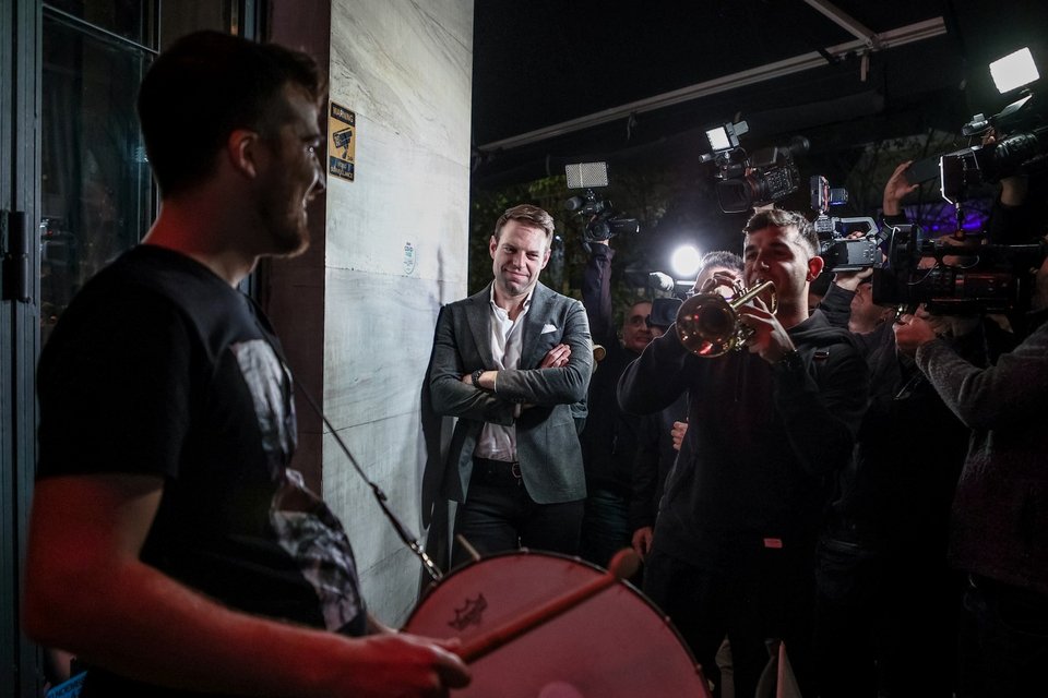 Ο Στέφανος Κασσελάκης σε μαγαζί στο Παγκράτι ακούγοντας πλανόδιους  μουσικούς / Φωτογραφία: Eurokinissi -  ΒΑΣΙΛΗΣ ΡΕΜΠΑΠΗΣ  