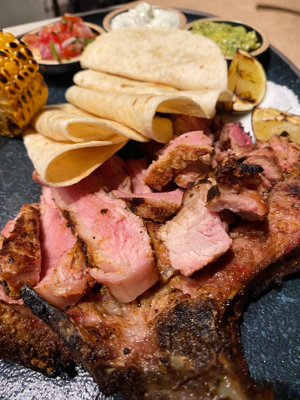 Η ζουμερή σπαλομπριζόλα του Μexha, ένα νόστιμο και πιάτο με λάτιν χαρακτήρα. 