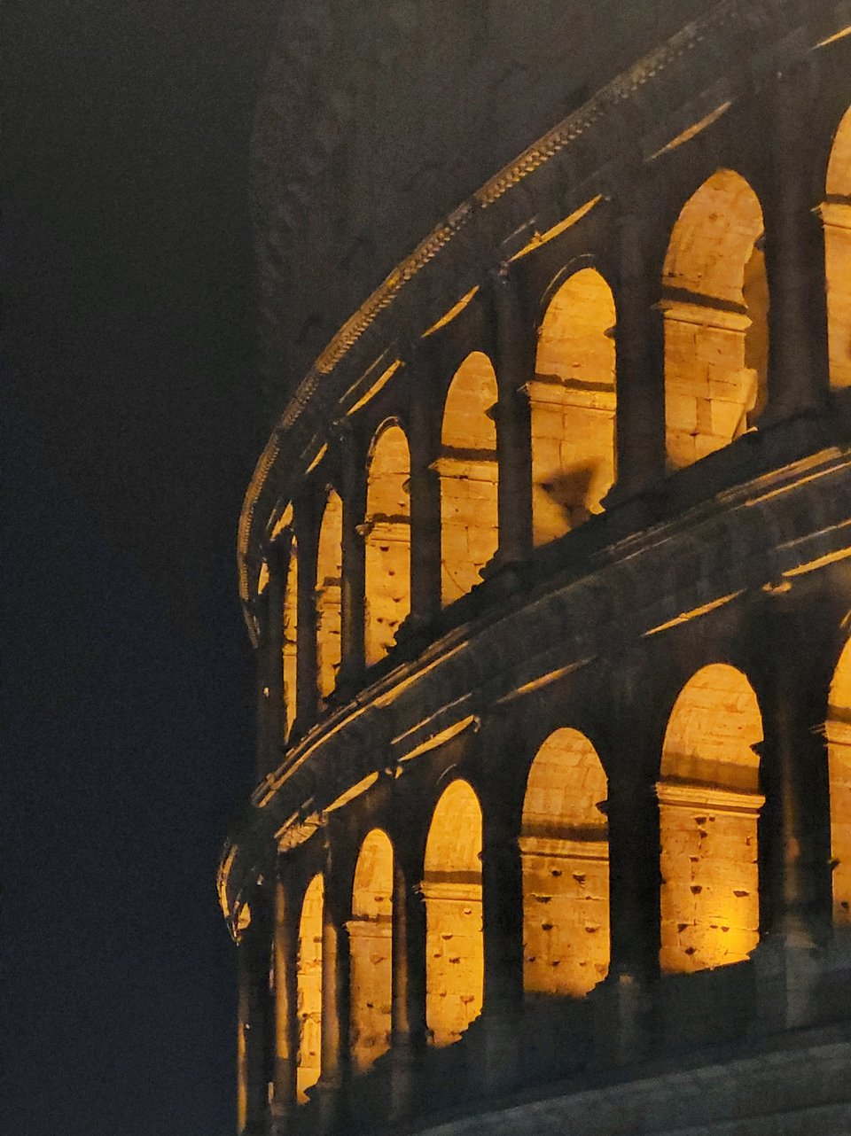 Το φωτισμένο Κολοσσαίο. 