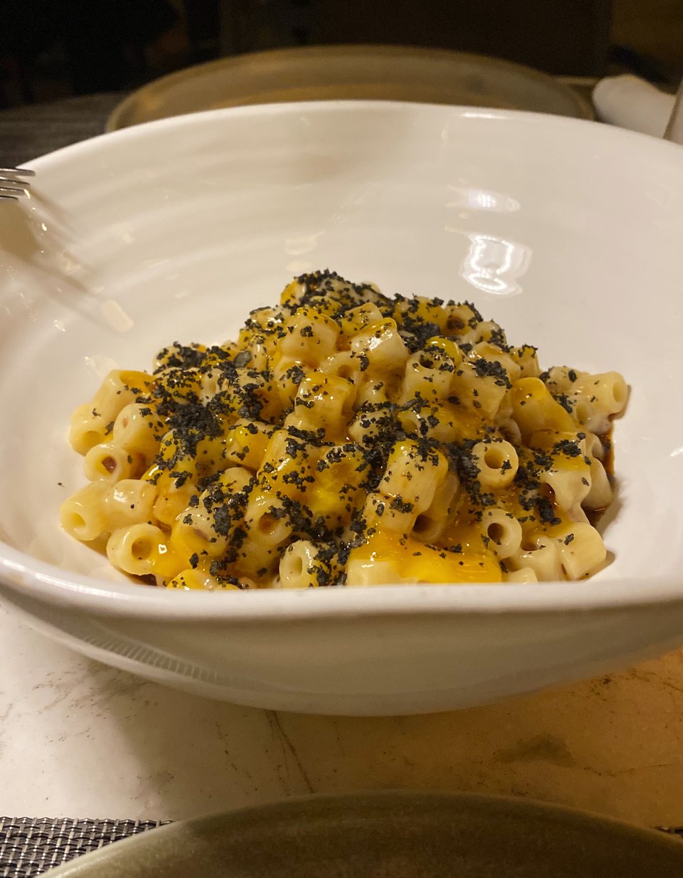 Η καρμπονάρα έχει ιταλικό ζυμαρικό tubetti αντί για σπαγγέτι.  