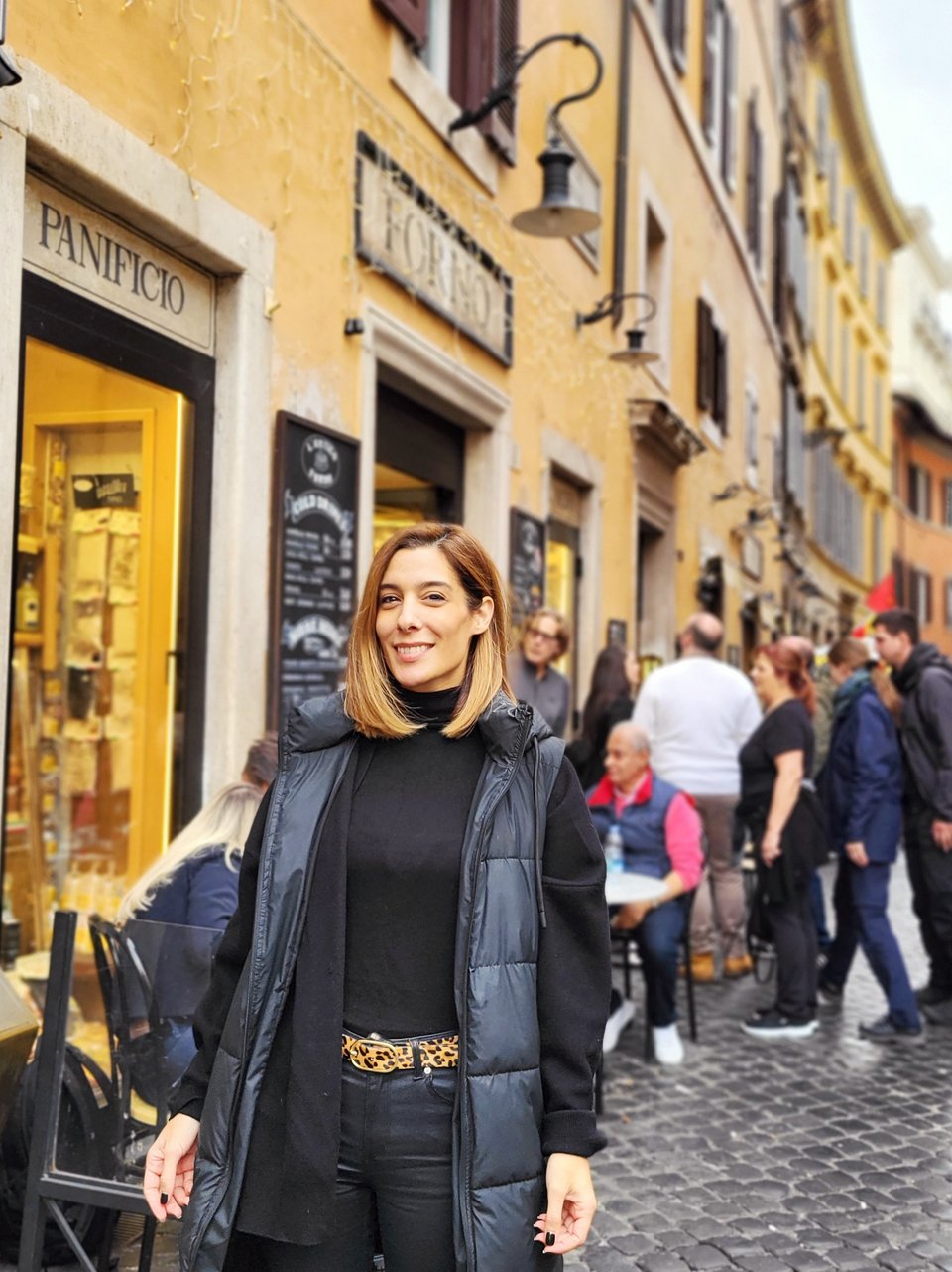 H street artist Μελίνα Κοάν σε ένα από τα πλακόστρωτα στενάκια της Ρώμης που σφύζουν από ζωή. 