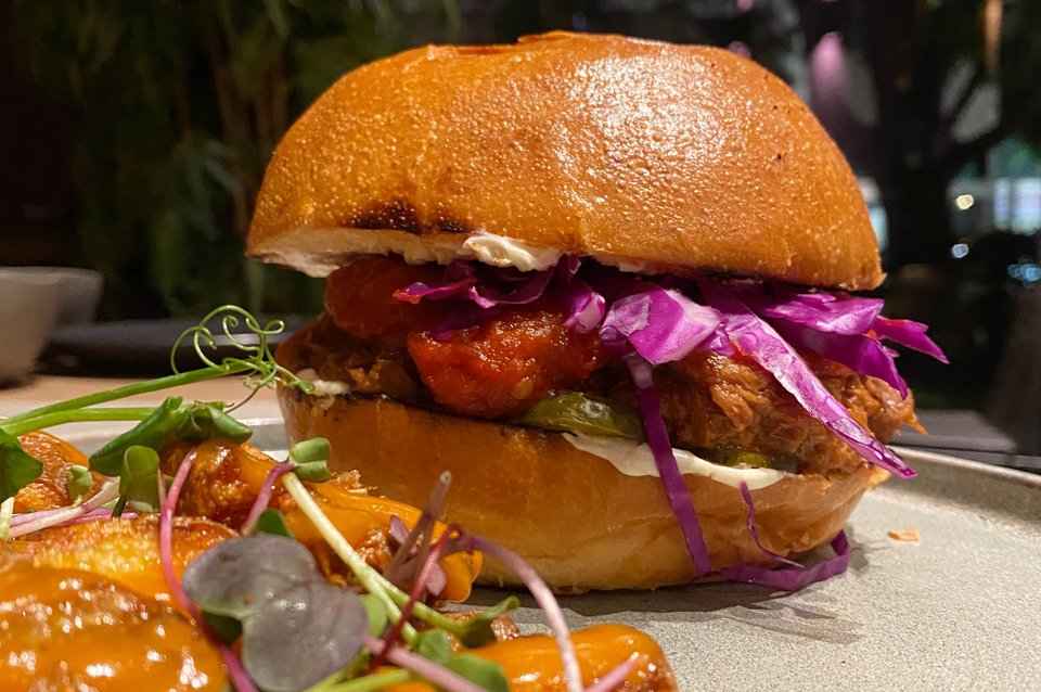 Η  σάλτσα Chipotle με πιπεριές και μπαχαρικά αναβαθμίζει το burger του Mexha και το κάνει ζουμερό και εθιστικό.