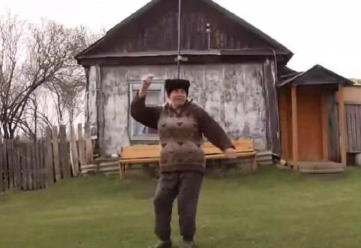 Ο 75χρονος χορεύει και κάνει τη σύζυγό του να γελά