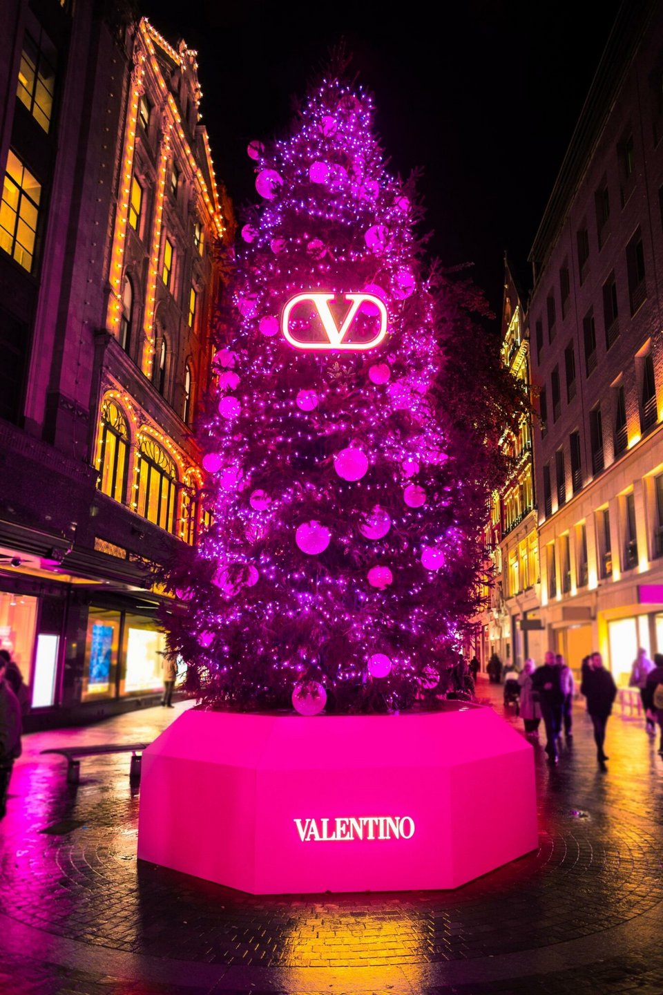 Το ροζ χριστουγεννιάτικο δέντρο των Harrods