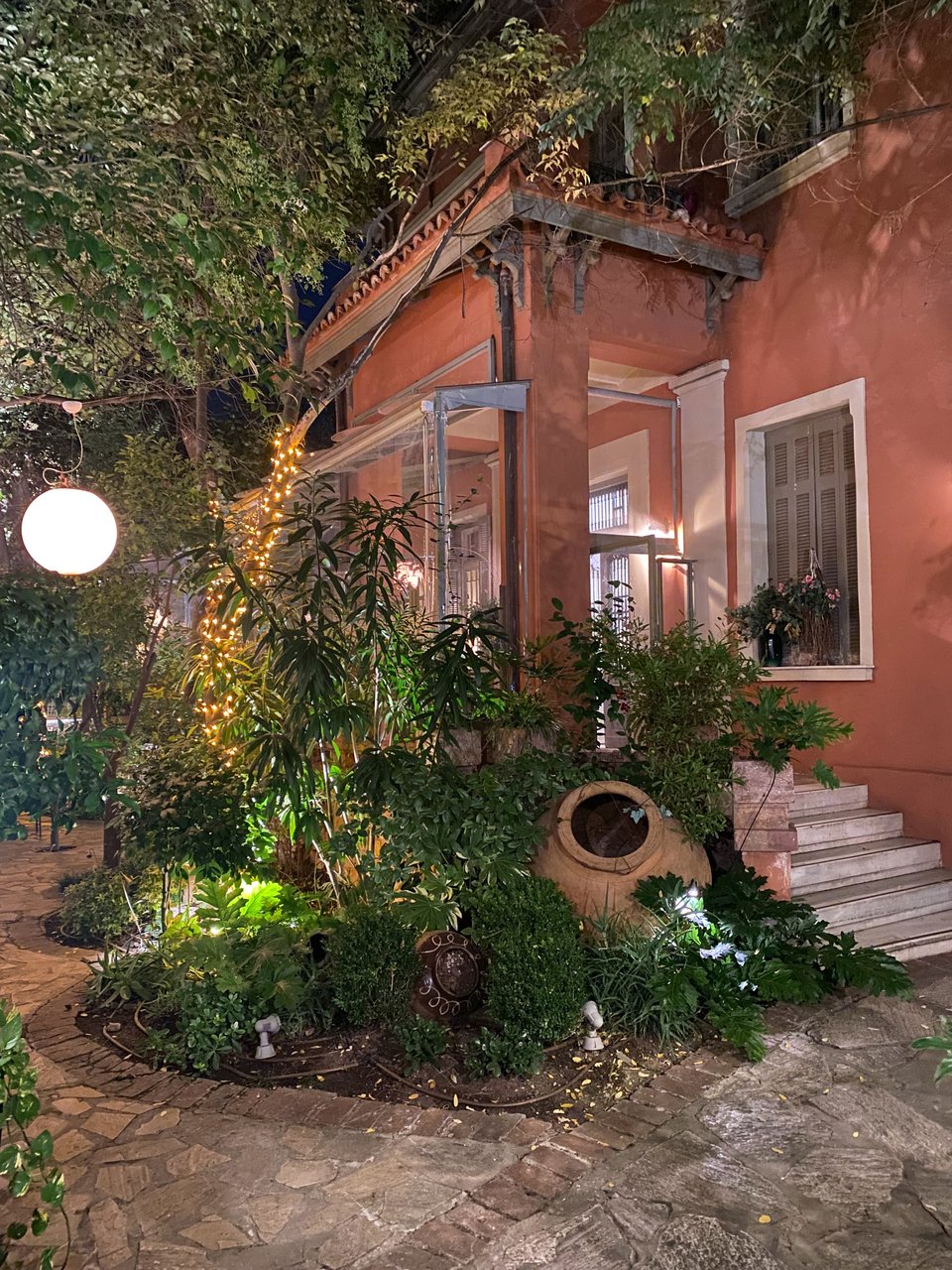 Το νεοκλασικό κτίριο σχεδίασε Δανός αρχιτέκτονας και κατασκευάστηκε το 1888. 