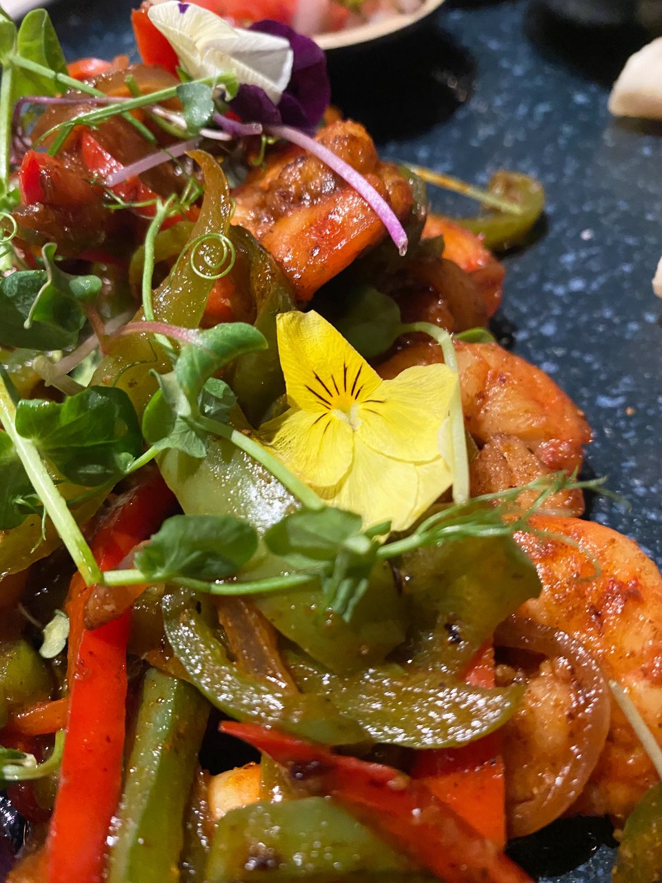 Shrimp fajitas με γαρίδες, σάλτσα καπνιστής πιπεριάς, γουακαμόλε, pico de gallo και τορτίγιες. 