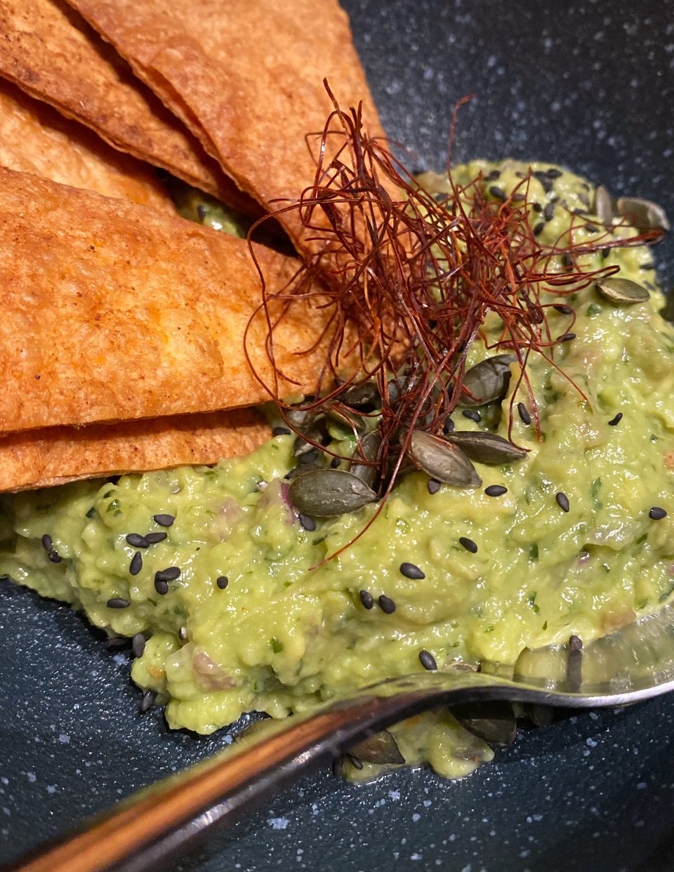 To Guacaole ανοίγει την όρεξη και συνοδεύει τέλεια τα κοκτέιλς. 