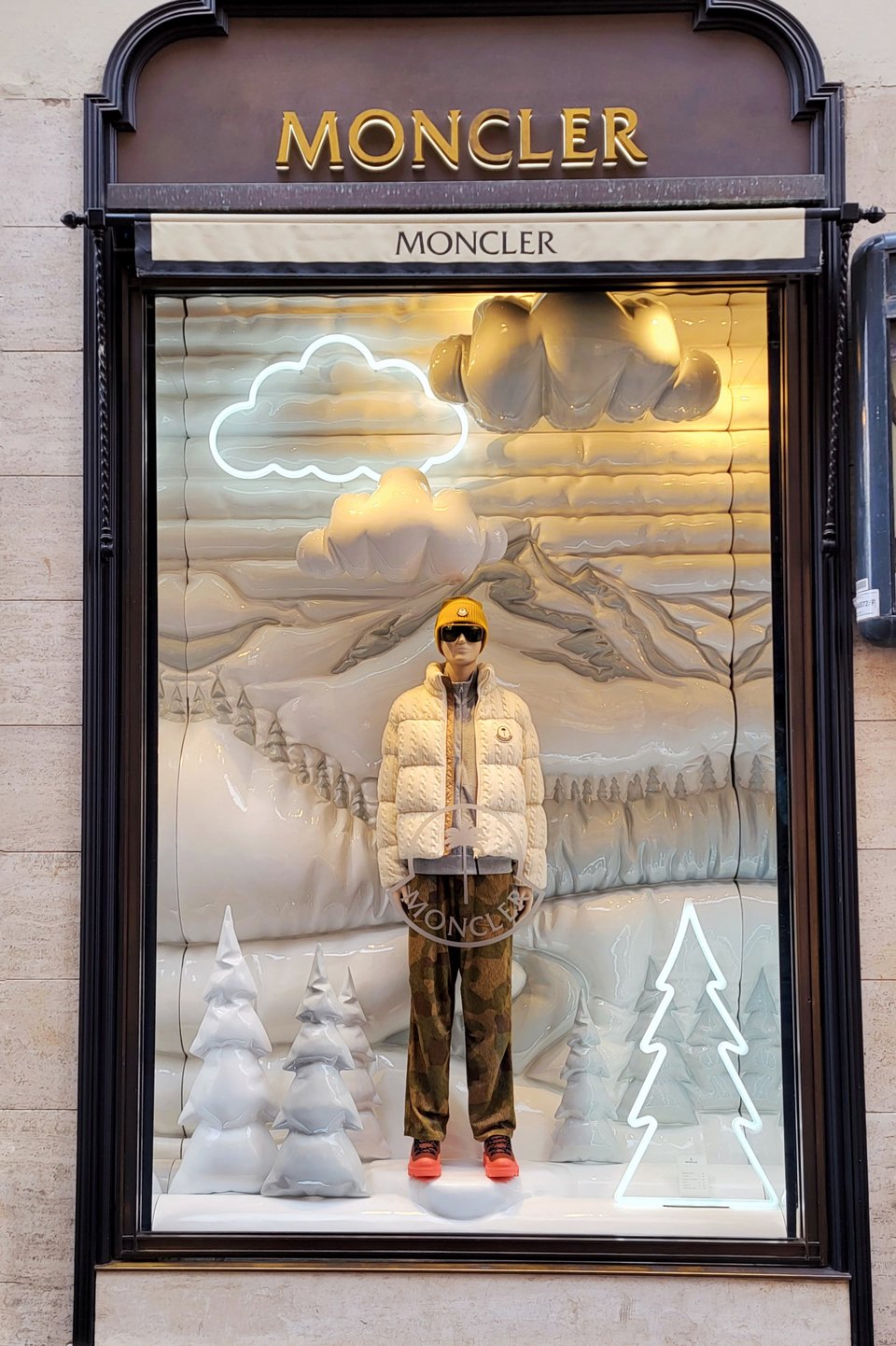 Η χριστουγεννιάτικη βιτρίνα της μπουτίκ του οίκου Moncler στη Ρώμη. 
