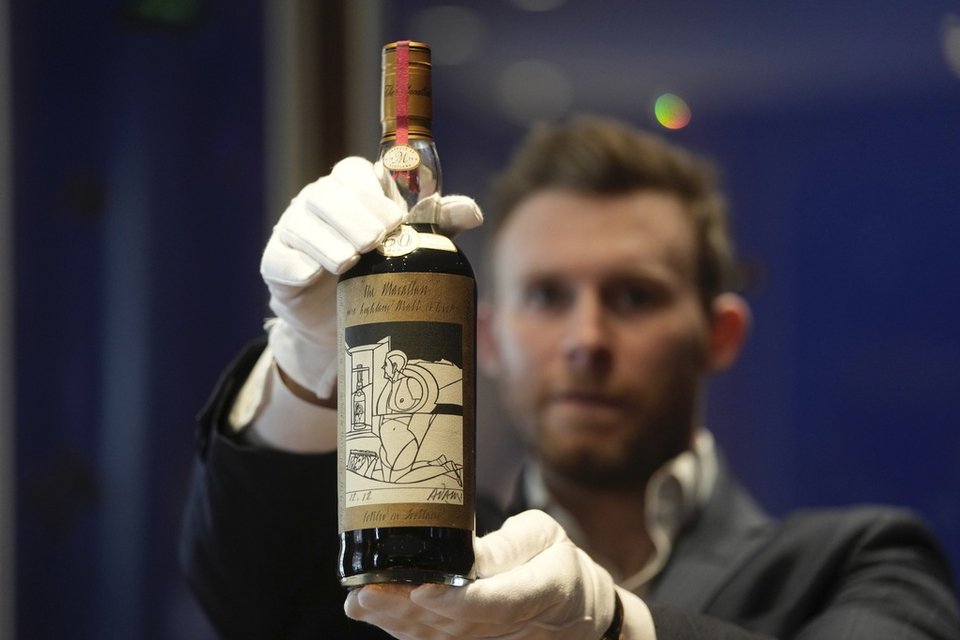 Ένα μπουκάλι ουίσκι Macallan του 1926 πωλήθηκε σε δημοπρασία του οίκου Sotheby's στο Λονδίνο στο αστρονομικό ποσό των 2,1 εκατ. αγγλικών λιρών