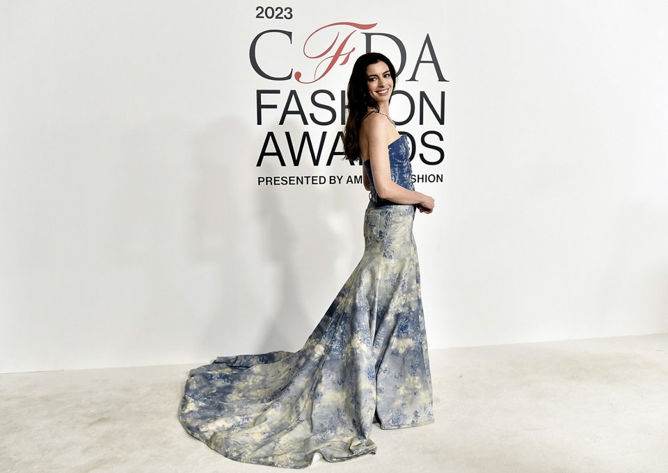 Η Αν Χάθαγουεϊ στο gala για τα CFDA Fashion Awards 2023