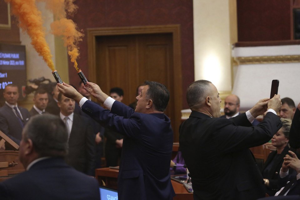 Δημοκρατικοί άνοιξαν καπνογόνα μέσα στο αλβανικό κοινοβούλιο / AP Photo