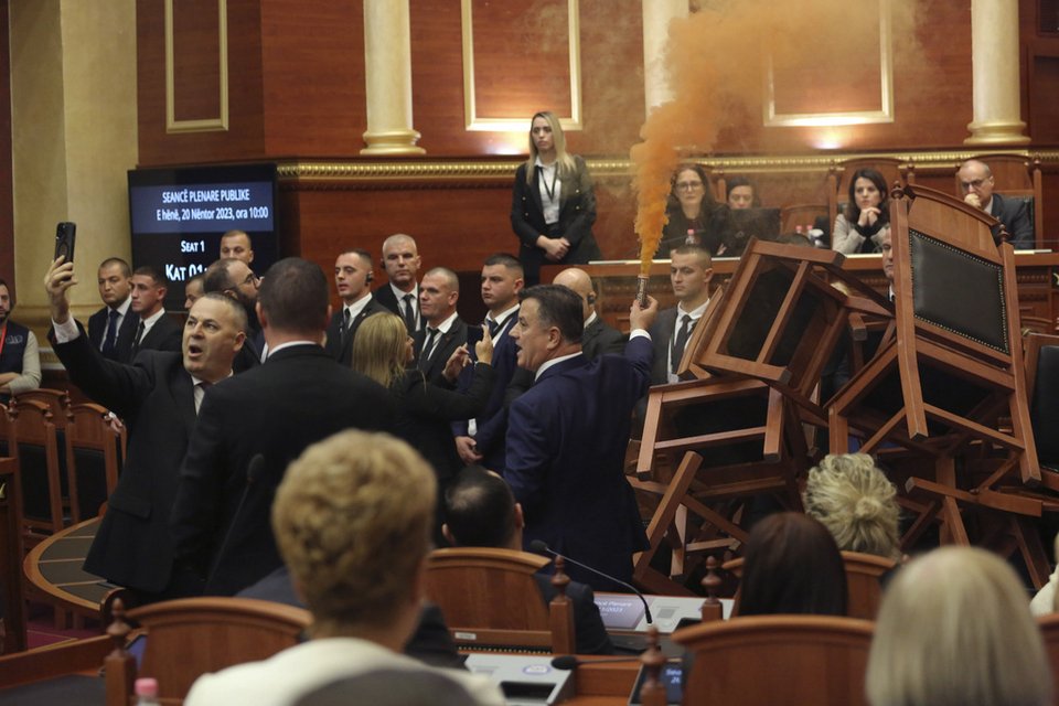 Δημοκρατικοί άνοιξαν καπνογόνα μέσα στο αλβανικό κοινοβούλιο / AP Photo