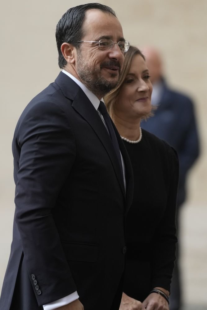 Ο Νίκος Χριστοδουλίδης με τη σύζυγό του Φιλίππα Καρσερά στο Βατικανό / Φωτογραφία: AP