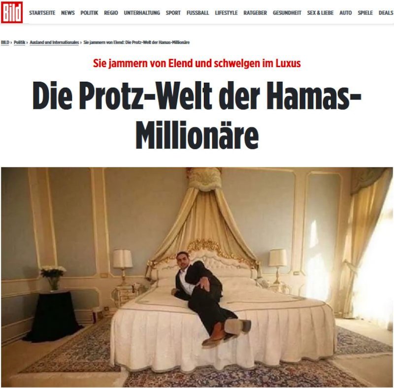 Στο ρεπορτάζ της Bild ένας από τους γιους του πολιτικού ηγέτη της Χαμάς, Ισμαήλ Χανίγιε, ποζάρει στο κρεβάτι πολυτελούς ξενοδοχείου στο Κατάρ
