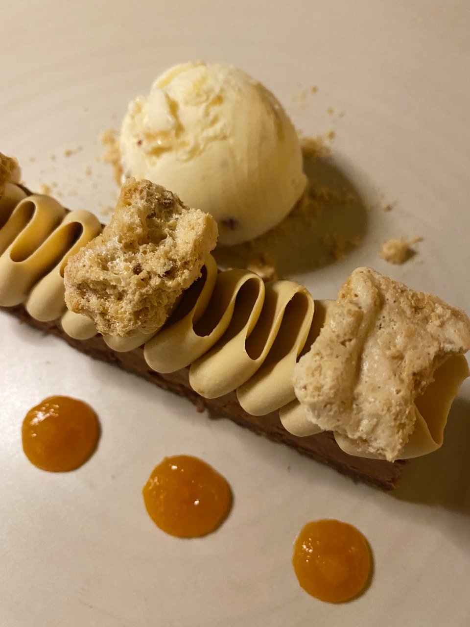 Απολαυστικό γλυκό με σοκολάτα, ο τέλειος επίλογος ενός απολαυστικού δείπνου σε έναν μαγευτικό κήπο. 