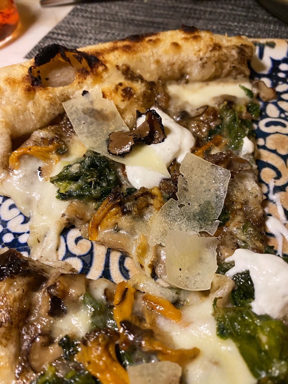 Η πίτσα με άγρια μανιτάρια του Monzu είναι η ωραιότερη της Αθήνας. 