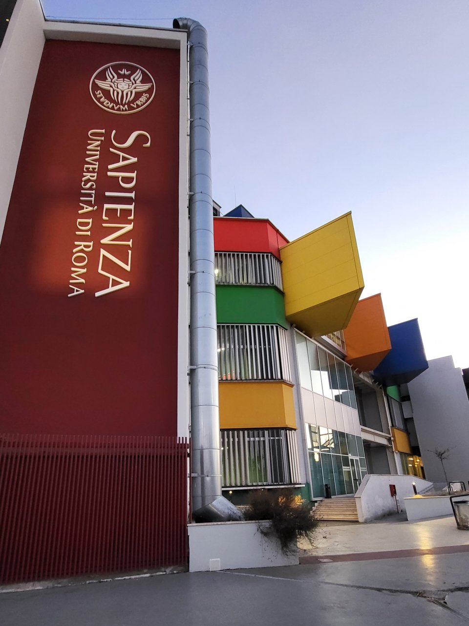 Η Μελίνα Κοάν βρίσκεται στη Ρώμη για να δημιουργήσει μια τοιχογραφία στο πανεπιστήμιο Sapienza αφιερωμένη στην ποιήτρια Κική Δημουλά. 