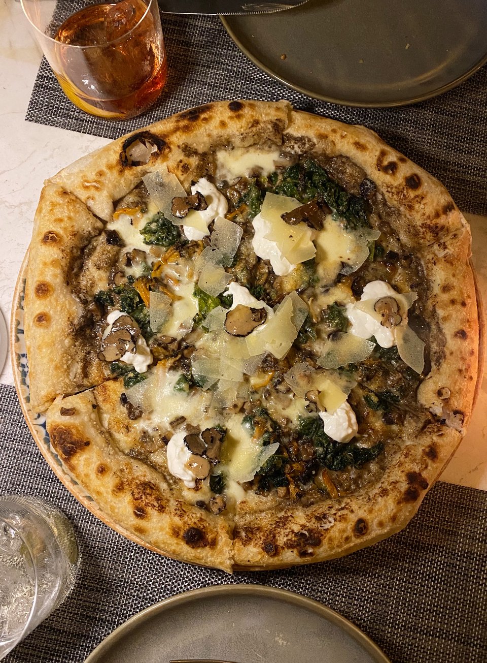 H πίτσα με άγρια μανιτάρια και λαχανίδα. 