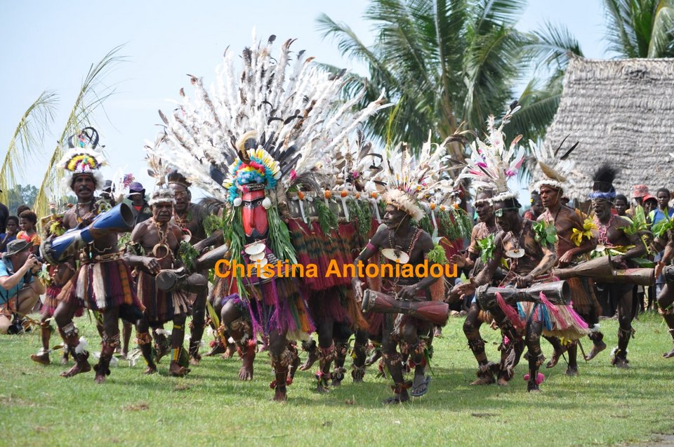 Παραδοσιακός χορός με ιδιαίτερες φορεσιές