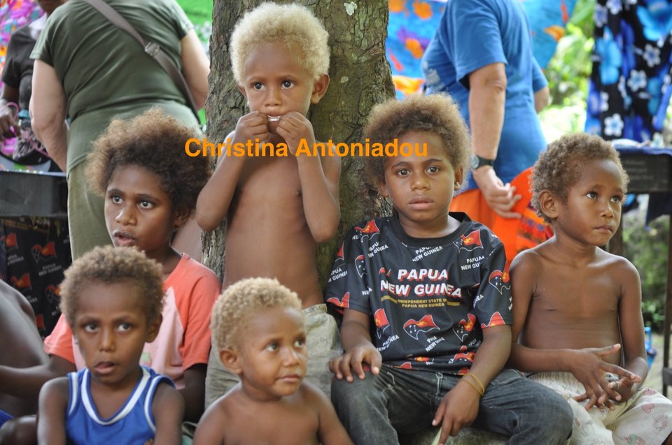 Τα παιδιά της της Μελανησίας έχουν ξανθά μαλλιά