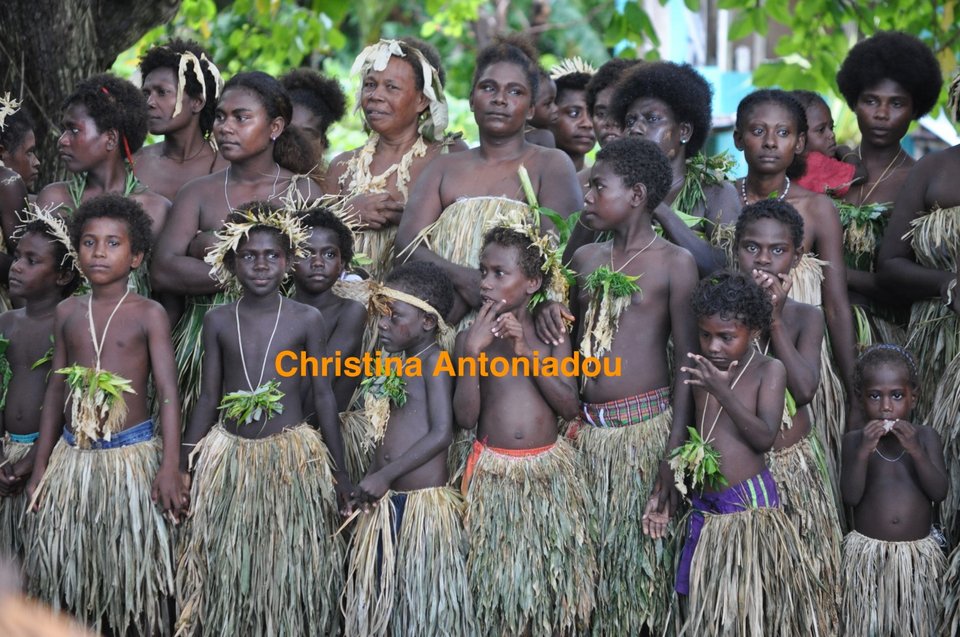 Παιδιά και γυναίκες από τη Μελανησία με ντόπιες φορεσιές