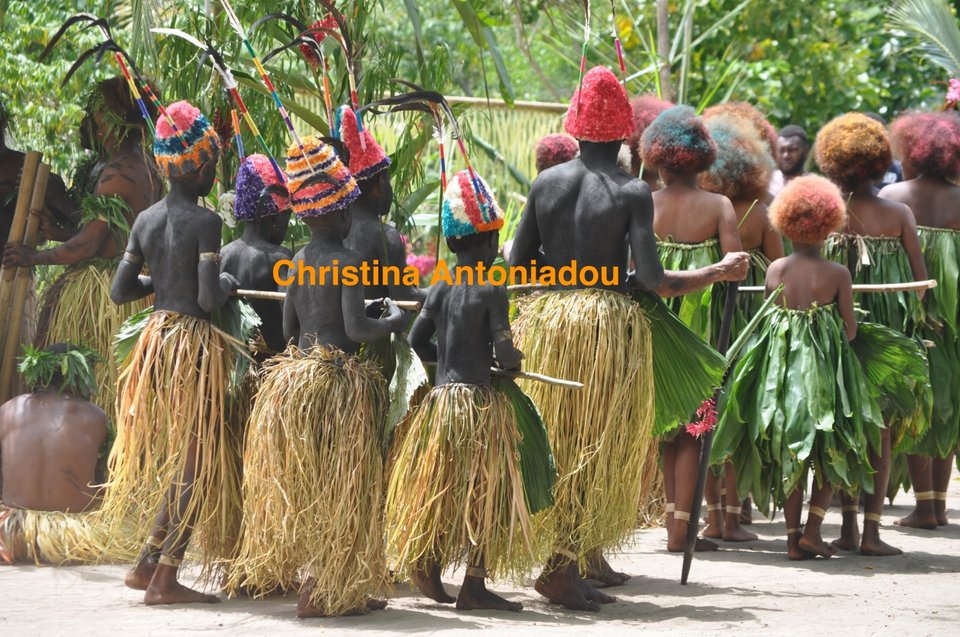 Παιδιά από τη Μελανησία με ντόπιες φορεσιές