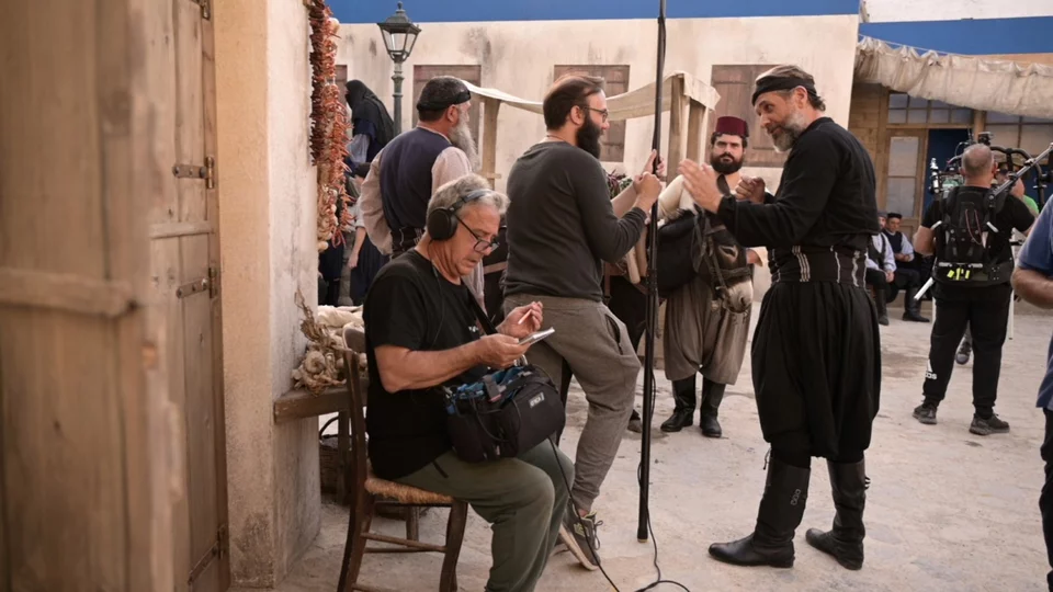 Τελευταίες οδηγίες στον Καπετάν Μιχάλη, Αιμίλιο Χειλάκη, σε ένα cut  από τα γυρίσματα