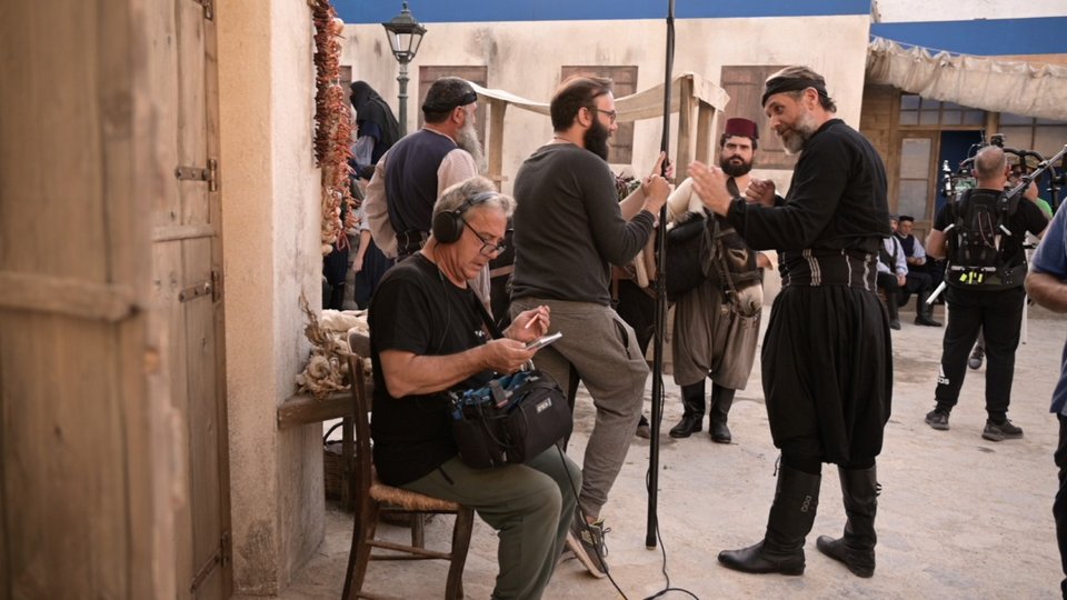 Τελευταίες οδηγίες στον Καπετάν Μιχάλη, Αιμίλιο Χειλάκη, σε ένα cut  από τα γυρίσματα 