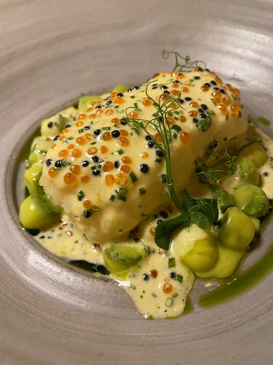 Το κυρίως πιάτο με μπακαλιάρο σε σάλτσα βουτύρου. 