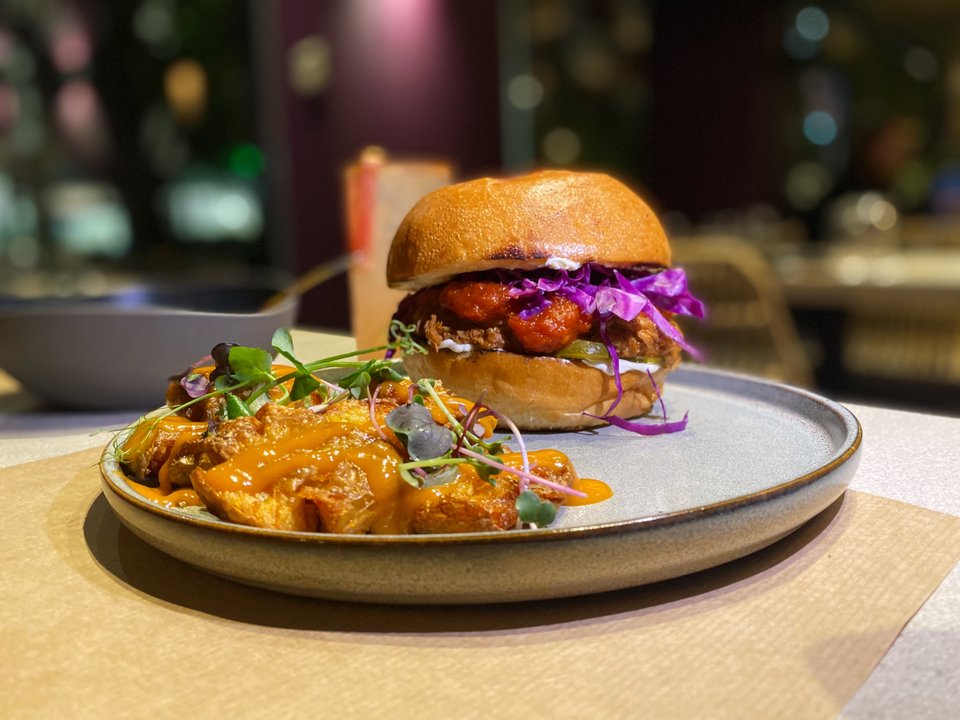 Αυτή τη σεζόν το Mexha παρουσίαζει το πρώτο του burger με pulled beef και σάλτσα Chipotle.