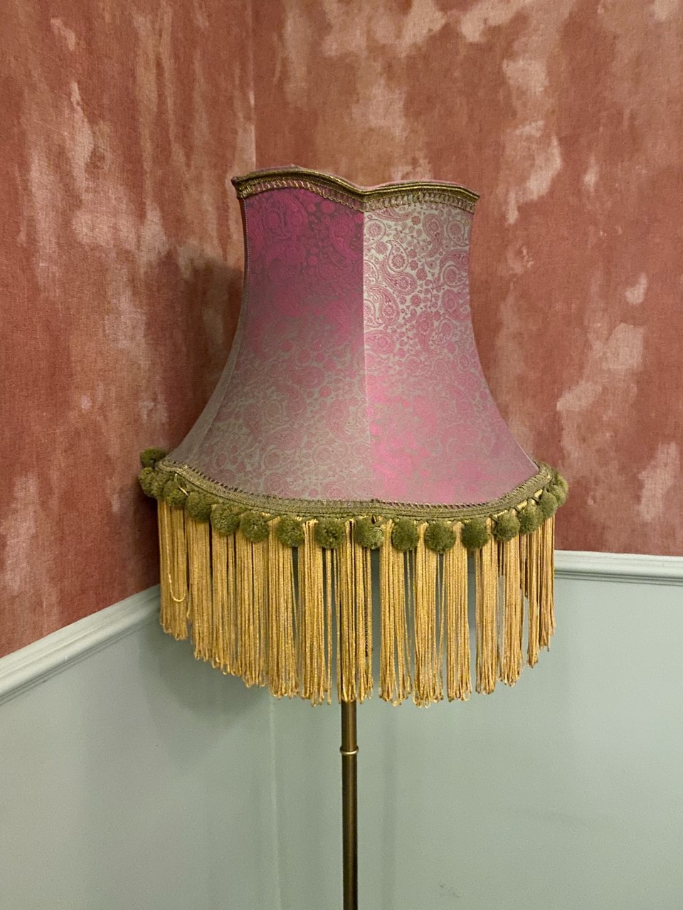 Τα παλιά φωτιστικά συνθέτουν γωνιές με έντονο χαρακτήρα. 