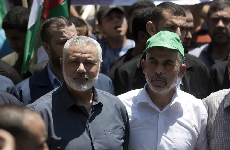 Ο πολιτικός ηγέτης της Χαμάς, Ισμαήλ Χανίγιε και ο Γιαχία Σινουάρ σε μια φωτογραφία του 2019
