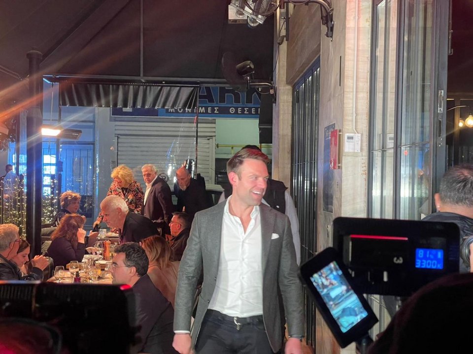 Για ποτό σε γνωστό «στέκι» στελεχών του ΣΥΡΙΖΑ, στο Παγκράτι, βρέθηκε την Τετάρτη το βράδυ ο Στέφανος Κασσελάκης. 