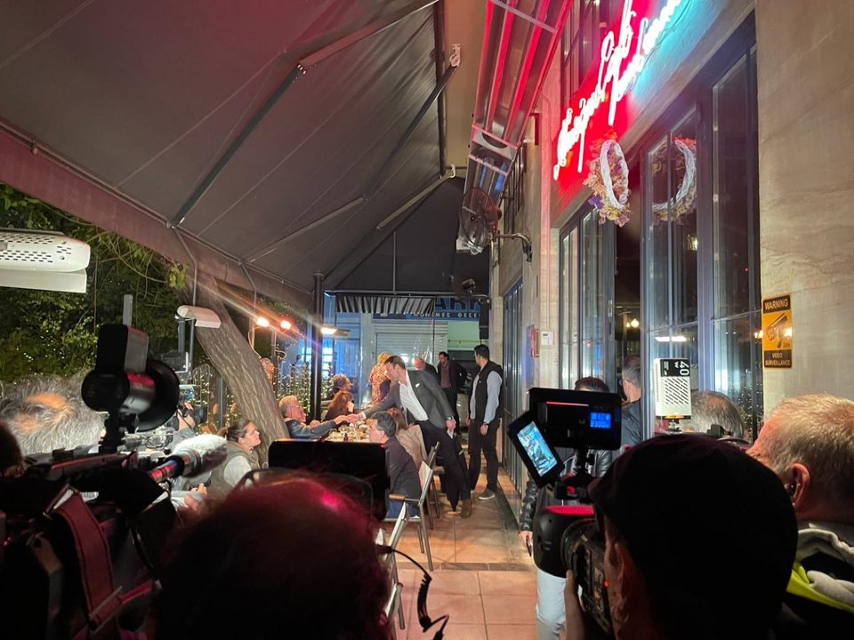 Για ποτό σε γνωστό «στέκι» στελεχών του ΣΥΡΙΖΑ, στο Παγκράτι, βρέθηκε την Τετάρτη το βράδυ ο Στέφανος Κασσελάκης. 