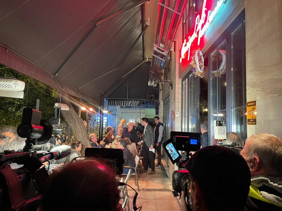  Για δείπνο σε γνωστό «στέκι» στελεχών του ΣΥΡΙΖΑ, στο Παγκράτι, βρέθηκε την Τετάρτη το βράδυ ο Στέφανος Κασσελάκης με την κοινοβουλευτική ομάδα του κόμματος