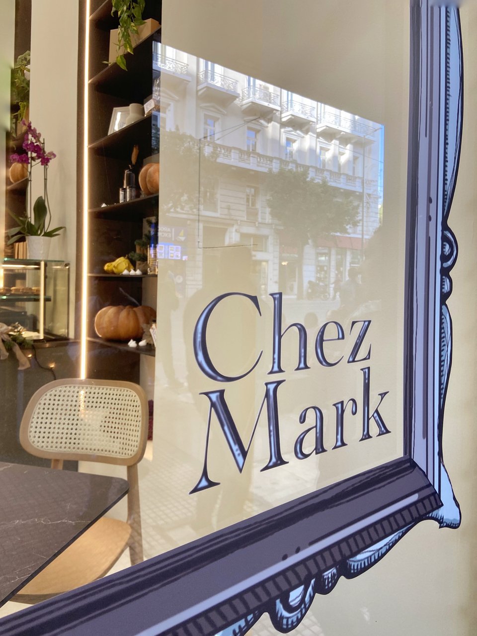 Το γαλλικό μπιστρό Chez Marκ στην οδό Φιλελλήνων 4 στο Σύνταγμα, ανήκει στον Παναγιώτη Μάρκου και τη Μελίνα Κοάν.