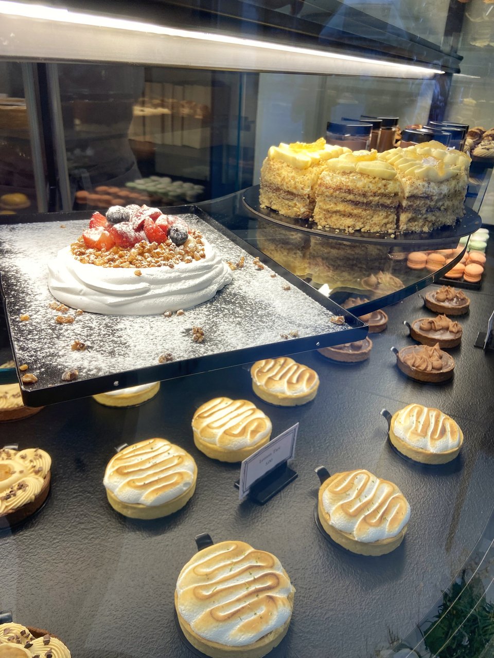 Τα γλυκά του μπιστρό Chez Marκ στο Σύνταγμα.