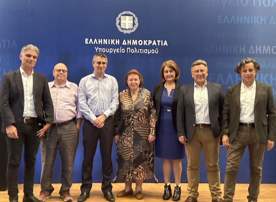 Από αριστερά: Μ. Τρίγκας, αν. καθ. στο Τμήμα Δασολογίας, Επιστημών Ξύλου και Σχεδιασμού, Γ. Παναγιάρης, καθ. στο τμήμα Συντήρησης Αρχαιοτήτων και Έργων Τέχνης, του Πανεπιστημίου Δυτικής Αττικής , Χρίστος Δήμας Υφυπουργός Πολιτισμού, Λίνα Μενδώνη Υπουργός Πολιτισμού, Γλυκερία Καραγκούνη αν. καθ. Επιχειρηματικότητας, Καινοτομίας και Τεχνολογιών Παραγωγής του Πανεπιστημίου Θεσσαλίας, Γιάννης Παπαδόπουλος, καθ. Μάρκετινγκ και Οικονομικής Επιχειρήσεων Ξύλου, Γιάννης Ζιώγας καθ. της Σχολή Καλών Τεχνών Φλώρινας, του Πανεπιστημίου Δυτικής Μακεδονίας