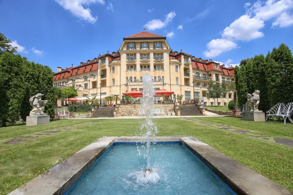 Ο πίσω κήπος του Thermia Palace