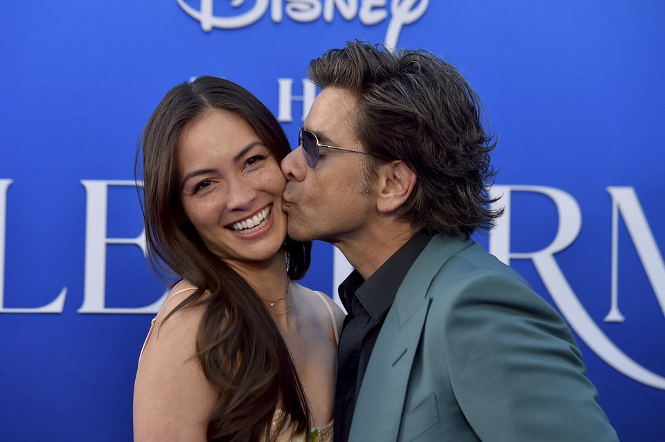 Ο John Stamos, δεξιά και η Caitlin McHugh στην παγκόσμια πρεμιέρα της ταινίας Η Μικρή Γοργόνα τη Δευτέρα 8 Μαΐου 2023, στο Dolby Theatre στο Λος Άντζελες 