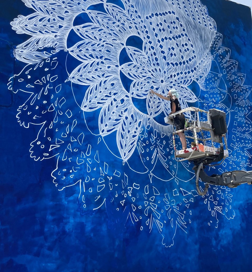 Η NeSpoon δημιουργεί το δαντελωτό της έργο στην Πάτρα