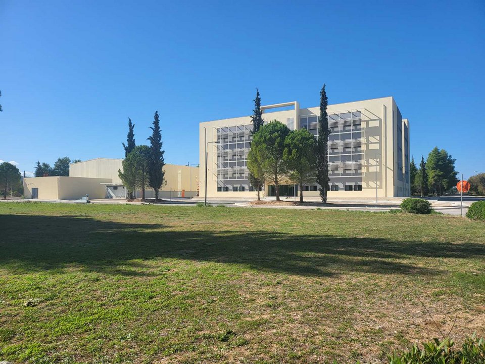Το νέο κτίριο μπορεί να φιλοξενήσει περισσότερους από 1.000 σπουδαστές και περιλαμβάνει αίθουσες διδασκαλίας, υπερσύγχρονα εργαστήρια, αίθουσα εκδηλώσεων, βιβλιοθήκη, χώρο σίτισης, κέντρο φοιτητικών υπηρεσιών και γραφεία